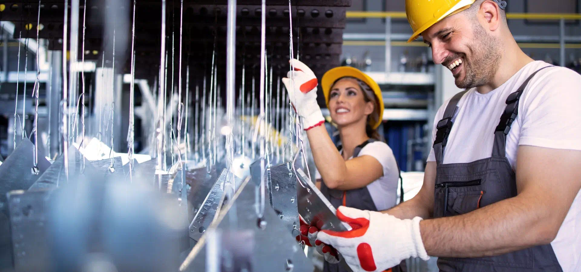 kobieta i mężczyzna w kaskach